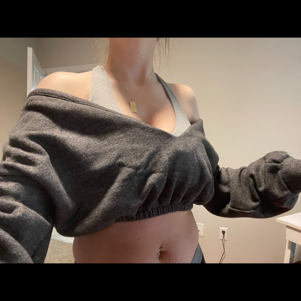 Off the shoulder PRETTYLITTLETHING crop sweater
